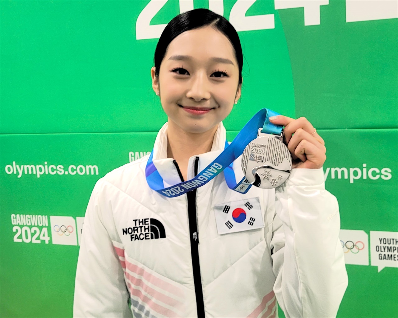  30일 강릉 아이스 아레나에서 열린 2024 강원 동계 청소년 올림픽 여자 피겨 스케이팅에서 은메달을 딴 신지아 선수가 은메달을 들어보이고 있다.