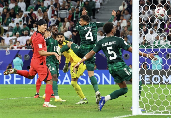 30일(현지시간) 카타르 알라이얀 에듀케이션 시티 스타디움에서 열린 2023 아시아축구연맹(AFC) 아시안컵 16강전 한국과 사우디아라비아의 경기. 후반 추가시간 조규성이 동점골을 성공시키고 있다.