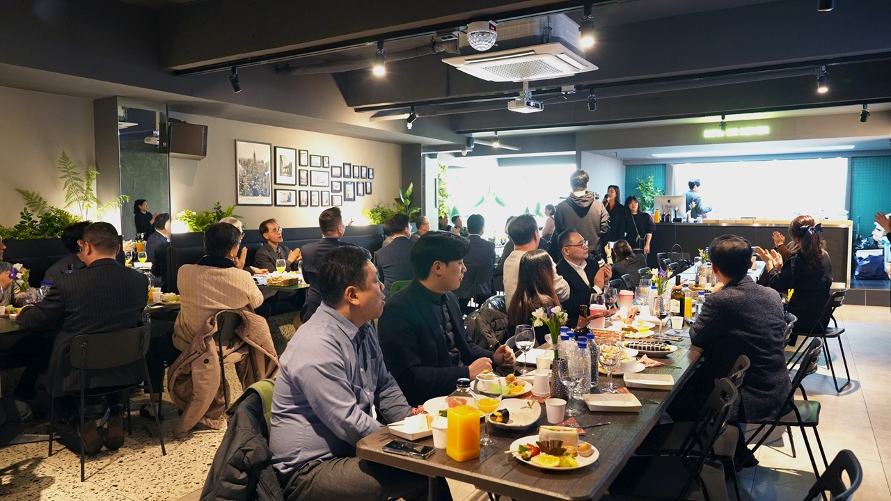 비영리단체 휴먼에이드가 지난 29일 오후 서울 강남에서 '휴먼에이드 감사의 밤' 행사를  개최했다. 이날 행사는 발달장애 청년들의 미디어 및 문화예술 일자리 마련을 응원하는 60여 명이 참석한 가운데 치러졌다.