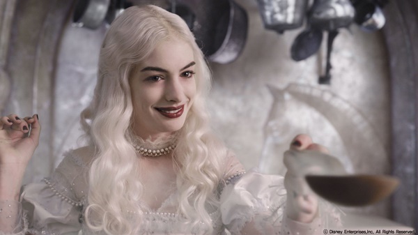  연기력과 흥행파워를 겸비한 여성배우 앤 해서웨이는 <이상한 나라의 앨리스>에서 하얀 여왕을 연기했다.
