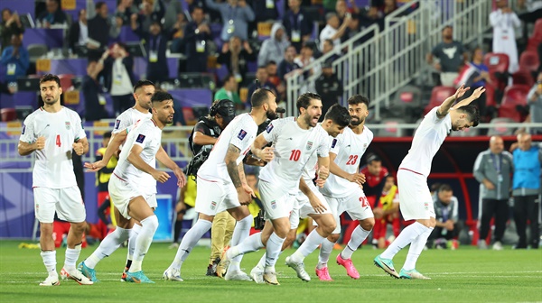 페널티킥으로만 승부 결정된 경기 1월 31일(현지시간) 카타르 도하 압둘라 빈 칼리파 스타디움에서 열린 2023 아시아축구연맹(AFC) 아시안컵 16강전 이란과 시리아 경기. 이란 선수들이 승부차기로 승리가 결정되자 기뻐하고 있다. 이날 이란은 시리아와 페널티킥으로 한점씩 주고 받은 뒤 승부차기 끝에 승리를 거두며 8강 진출에 성공했다. 