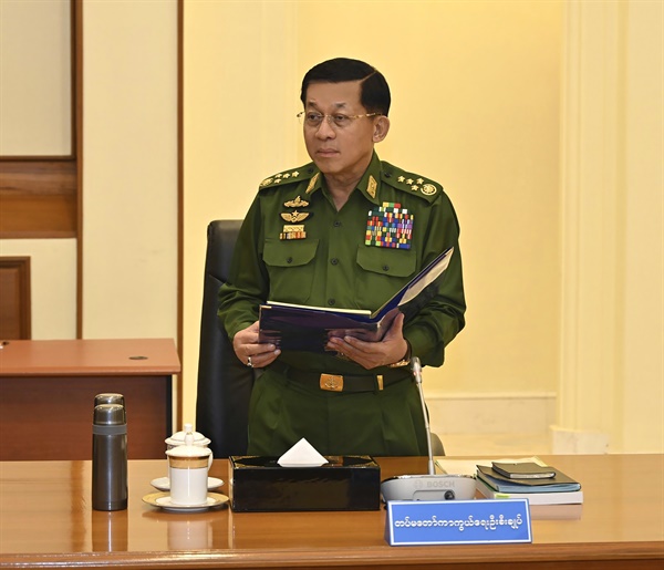 2024년 1월 31일 민 아웅 흘라잉 미얀마 국가행정위원회 의장이 미얀마 네피도에서 국방 및 안보위원회 위원들과 회의 중 발언하고 있다. 
