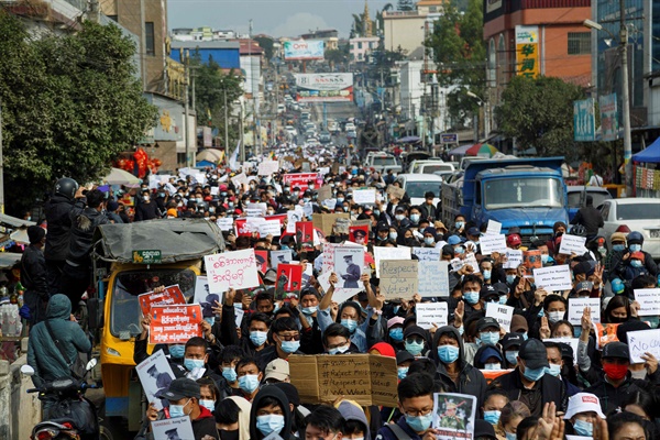 지난 2021년 2월 8일 중국-미얀마 국경 근처 샨주 무세 마을의 한 거리에서 사람들이 미얀마 군부의 군사 쿠데타에 반대하는 시위를 벌이고 있다. 