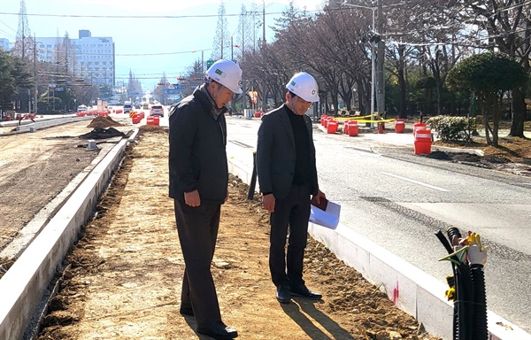 박해정(오른쪽) 창원시의원이 버스중앙차로제 공사 구간 경계석 설치 현장을 점검하고 있다.