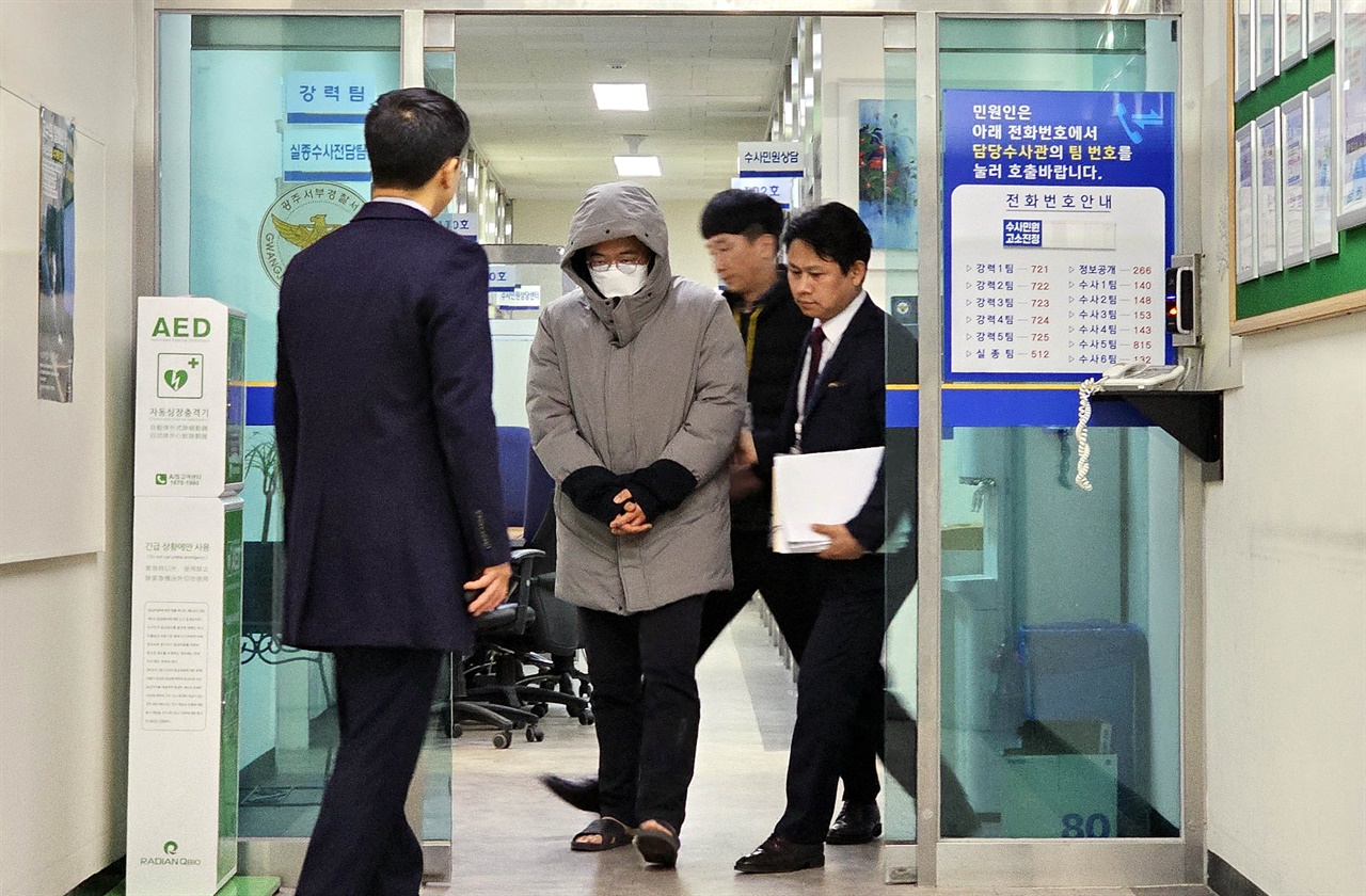해외 도피 중 귀국한 최영환 전 광주시의원이 지난 31일 광주서부경찰서에서 조사를 받기 위해 이동하고 있다.