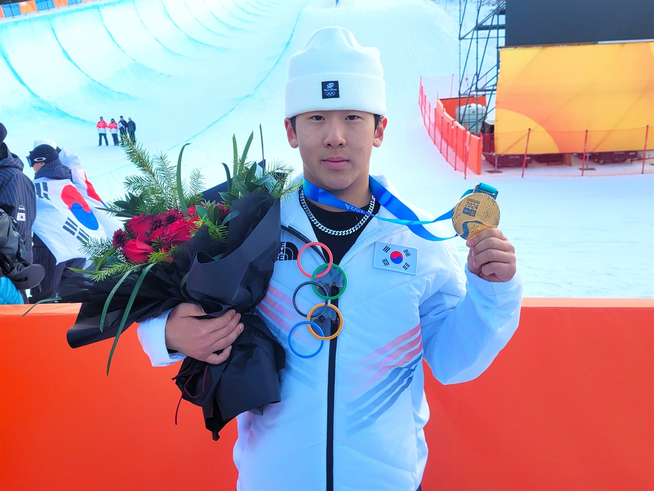  1일 횡성 웰리힐리 리조트에서 열린 2024 강원 동계 청소년 올림픽 하프파이프 스노보드 경기에서 이채운이 금메달을 들어보이며 포즈를 취하고 있다.