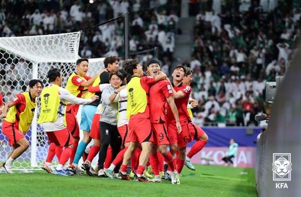  사우디 아라비아와의 아시안컵 16강전에서 조규성의 동점골 이후 환호하는 한국 대표팀 선수들