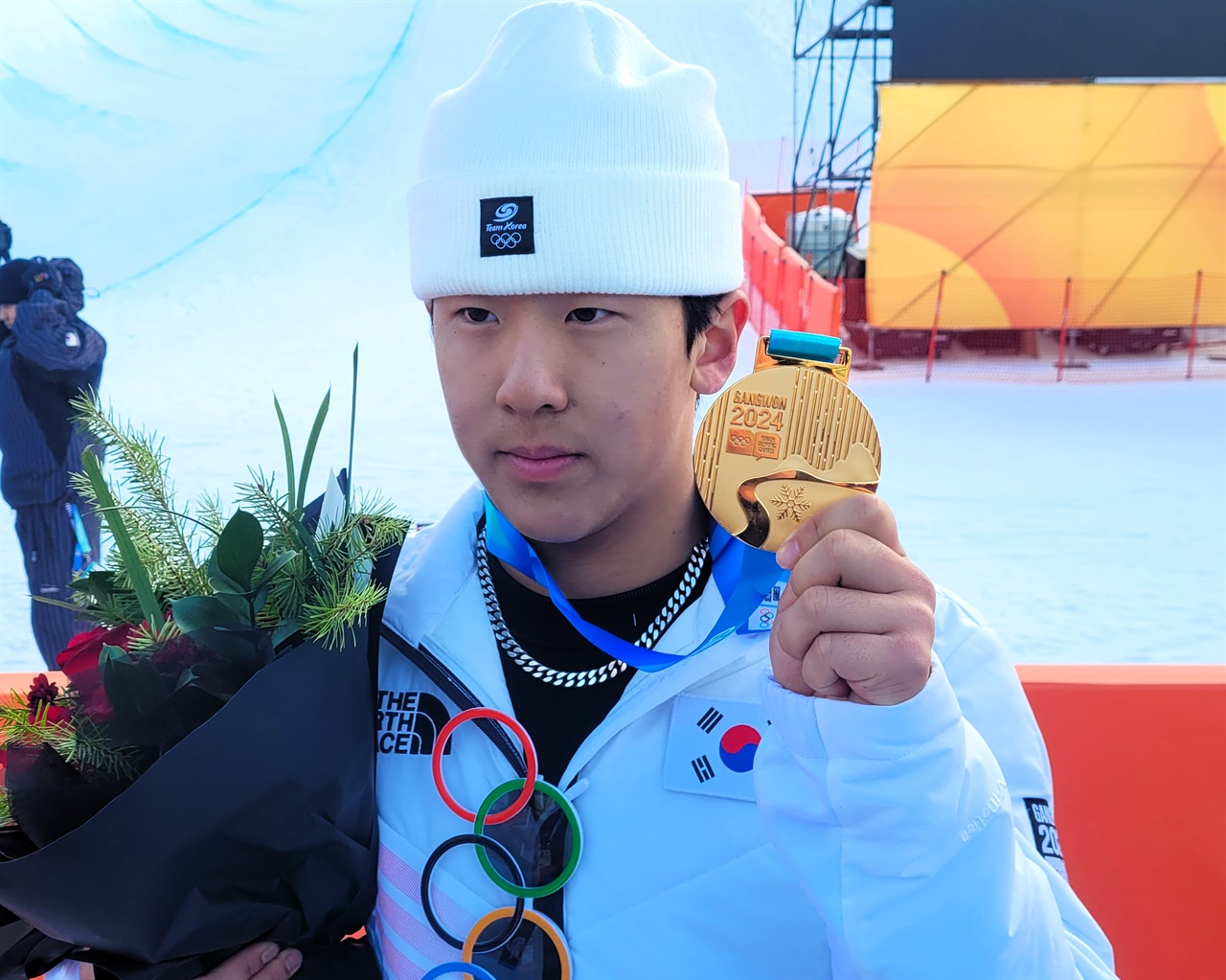  1일 횡성 웰리힐리 리조트에서 열린 2024 강원 동계 청소년 올림픽 하프파이프 스노보드 경기에서 금메달을 딴 이채운 선수.