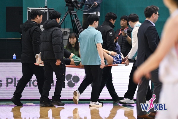  하나원큐의 주전가드 정예림은 경기종료 11초를 남기고 무릎부상으로 들것에 실려 나갔다.