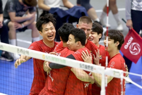  프로배구 한국전력 선수들이 1일 KB손해보험전에서 승리를 기뻐하고 있다