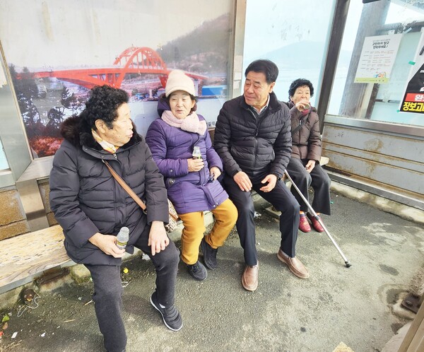  버스를 기다리는 분들에게 새로 부임한 면장이라 소개하고 따뜻한 음료 한병씩을 건네드렸습니다.