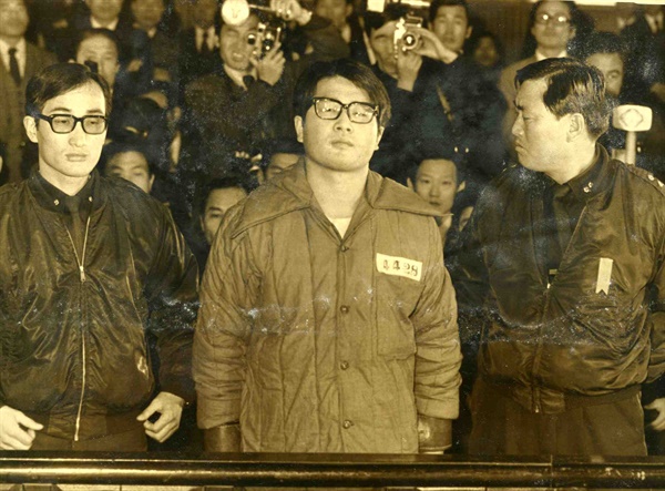 지난 1974년 11월 20일 고등법원 선고공판에서 사형이 선고된 대통령 저격범 문세광은 표정없이 사형기각 판결문을 듣고 있다.