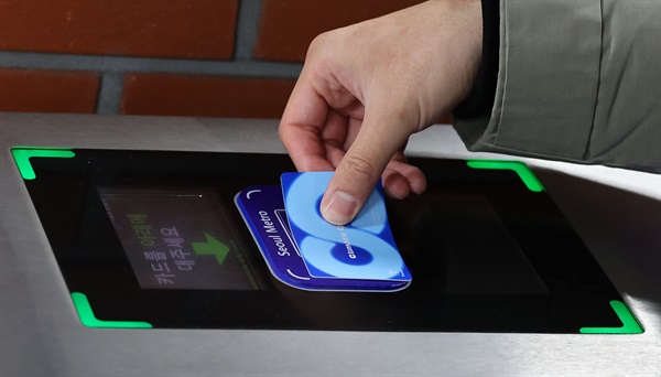  29일 오전 서울 중구 지하철 1호선 시청역에서 지하철 이용객이 기후동행카드를 사용해 개찰구를 통과하고 있다.