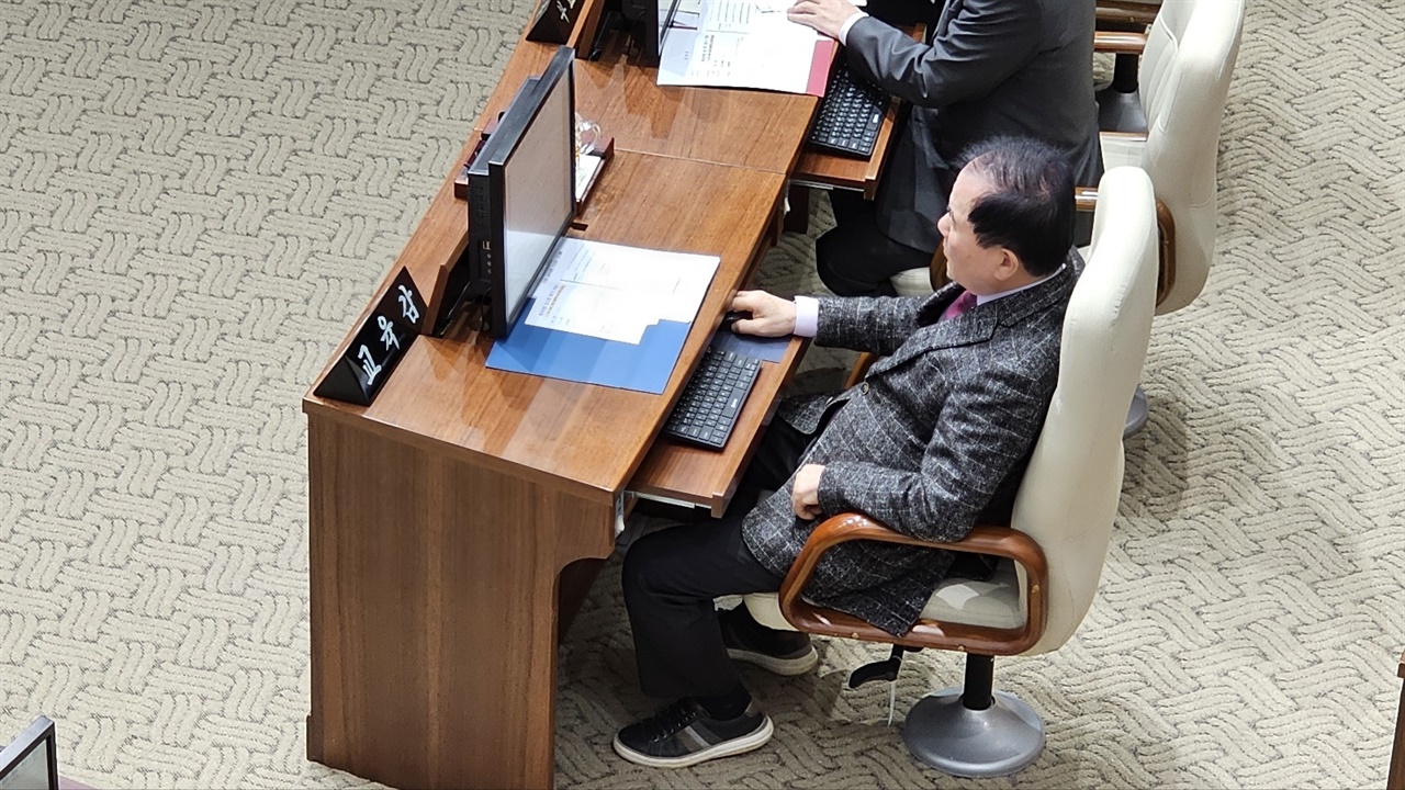 김지철 교육감이 제349회 임시회 2차 본회의에 출석하고 있다.
 
 
