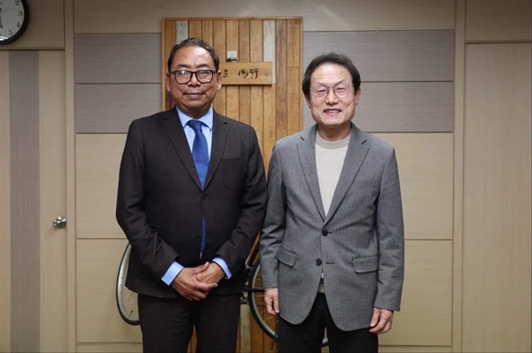 한국을 방문하고 있는 아웅묘민 미얀마 국민통합정부 인권장관이 조희연 서울교육감을 만났다.