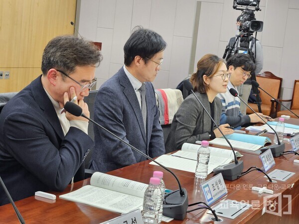  2일 오후 3시부터 국회에서 진행된 ‘학폭전담조사관제 방안과 과제’ 토론회에서 교육청 학폭 담당자들이 발제를 하고 있다. ©윤근혁