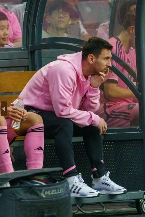  인터 마애이마와 홍콩 올스타팀 간 친선 경기에서 벤치에 앉아있는 리오넬 메시 