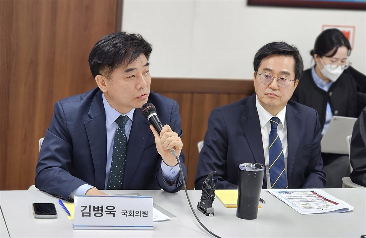 김병욱 의원이 김동연 경기도지사와 함께 분당 재건축을 위한 주민간담회에 참석해 발언하고 있는 모습