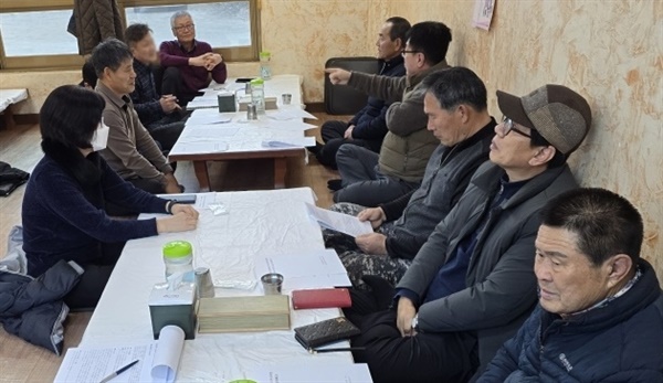 지난 6일 금산-대전 편입 반대공동대책위원회 임원들이 회의를 개최하고 있다..