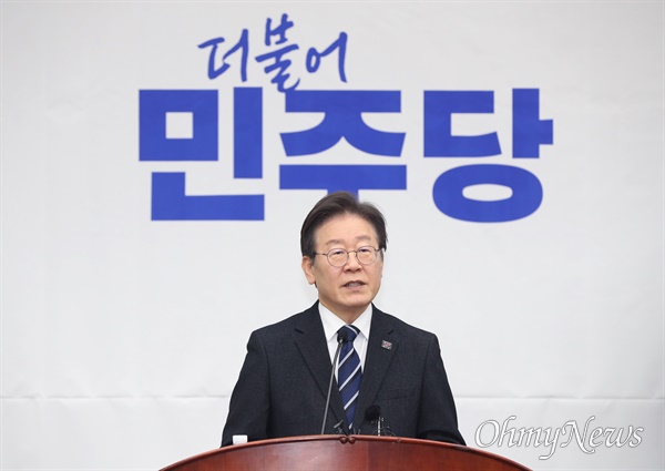 이재명 더불어민주당 대표가 6일 서울 여의도 국회에서 열린 의원총회에서 '준연동형 비례대표제 유지'에 대한 의원들의 동의를 구하고 있다.