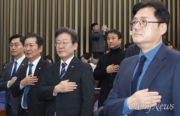 이재명 대표를 비롯한 더불어민주당 지도부가 6일 서울 여의도 국회에서 열린 의원총회에서 국민의례를 하고 있다.
