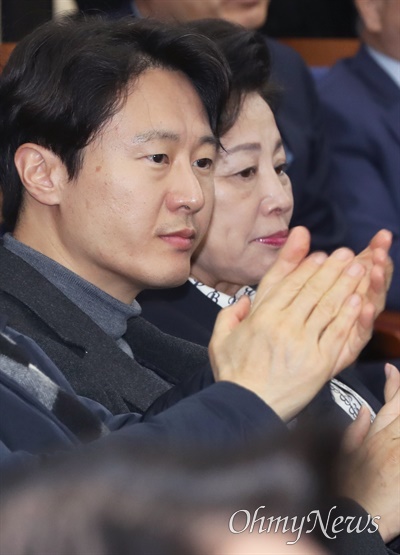 이탄희 더불어민주당 의원이 6일 서울 여의도 국회에서 열린 의원총회에서 이재명 대표의 발언을 듣고 있다. 오른쪽은 남인순 의원.