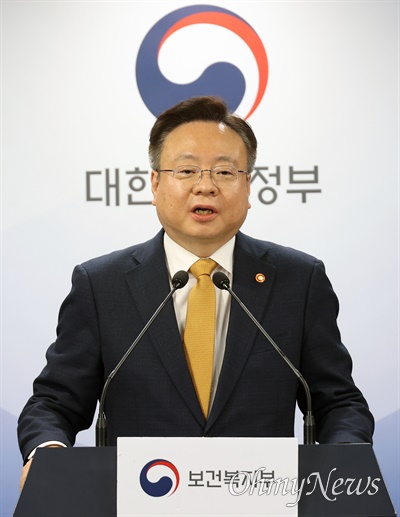 조규홍 보건복지부 장관이 6일 오후 서울 종로구 정부서울청사에서 기자회견을 열고 의과대학 입학 정원 확대 방안을 발표하고 있다.