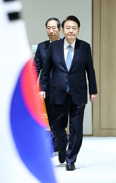 윤석열 대통령과 한덕수 국무총리가 6일 서울 용산 대통령실 청사에서 열린 국무회의에 입장하고 있다.