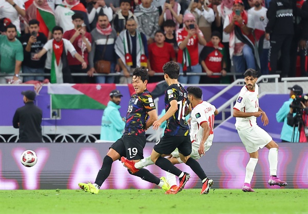  6일(현지시간) 카타르 알라이얀 아흐마드 빈 알리 스타디움 열린 2023 아시아축구연맹(AFC) 아시안컵 4강전 한국과 요르단 경기. 요르단 무사 알타마리가 팀의 두 번째 골을 성공시키고 있다.
