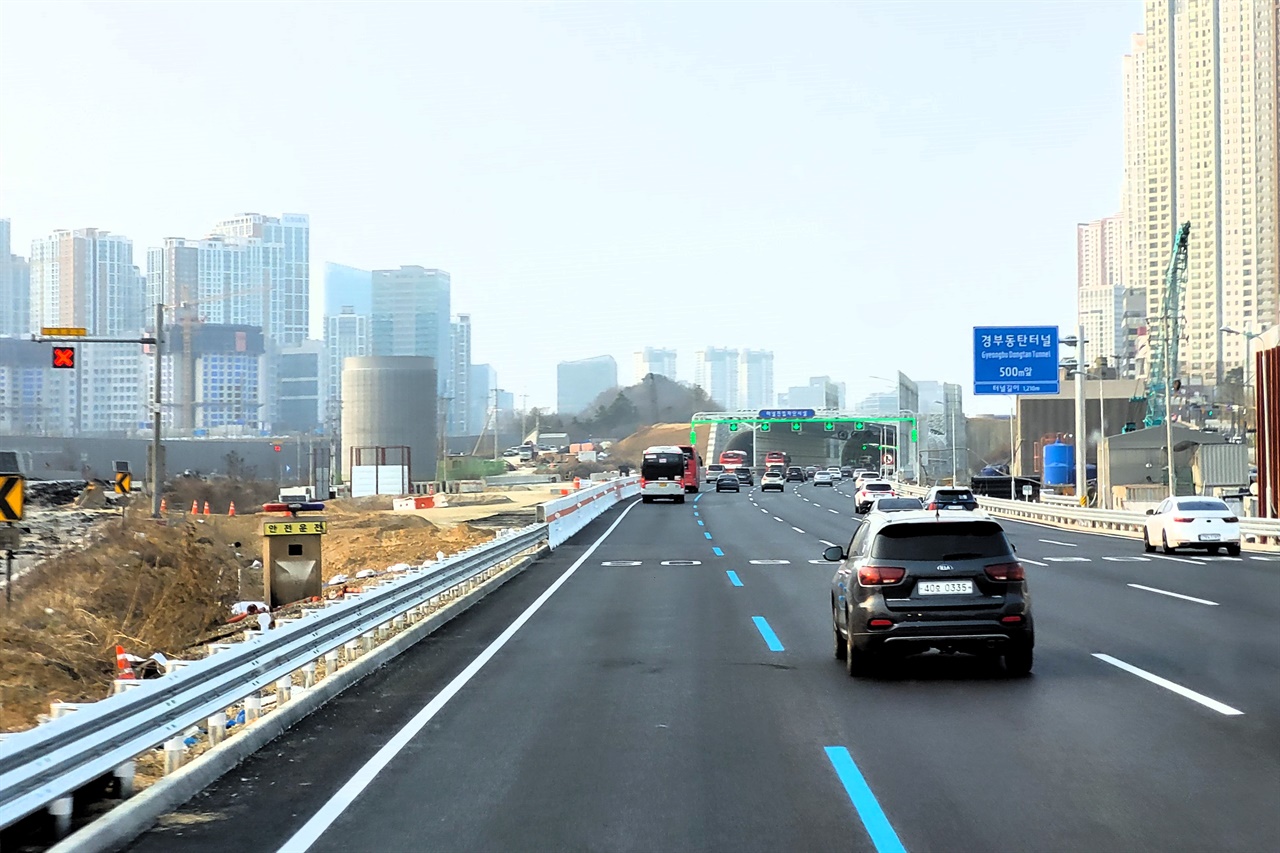 경부고속도로 동탄동 일대 지하화 구간의 2023년 모습. 2020년에 완료될 예정이었던 이곳에서는 여전히 공사가 벌어지고 있다.