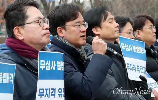 언론노조 YTN 지부 고한석 위원장 언론노조 YTN 지부 고한석 위원장이 7일 오전 경기도 과천시 방송통신위원회 앞에서 열린 'YTN 매각 승인 규탄 기자회견'에서 규탄발언을 하고 있다.