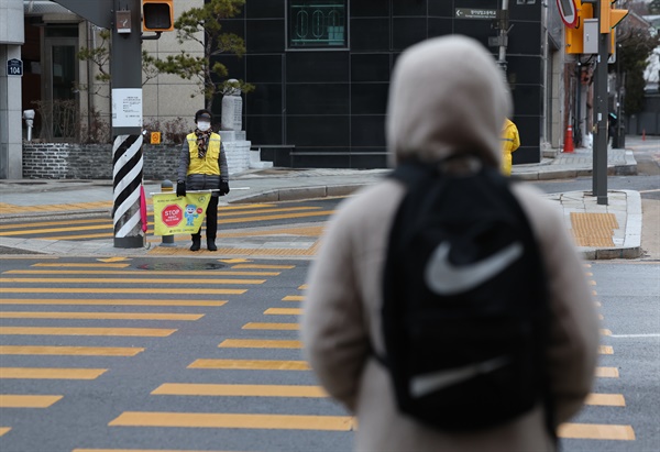 지난 5일 오전 서울 한 초등학교 인근에서 한 학생이 길을 건너고 있다.

