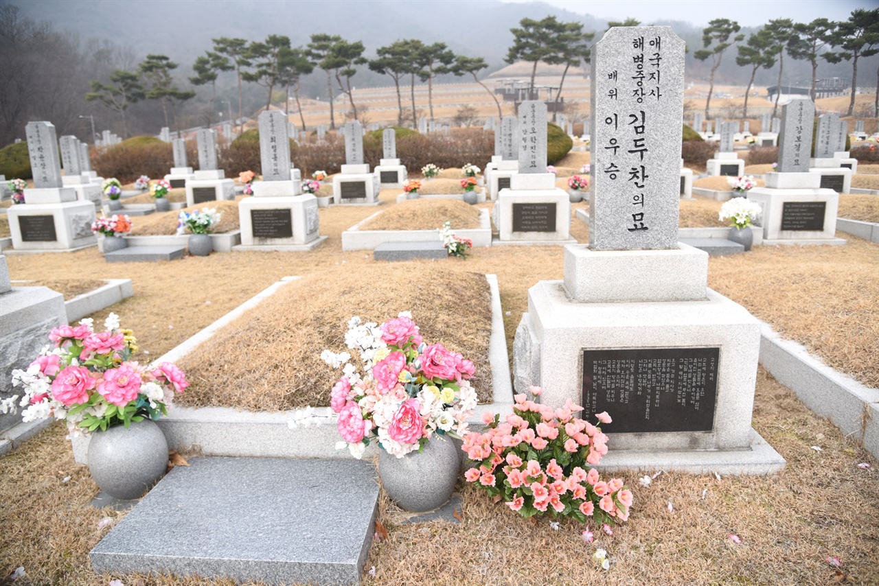 대전현충원 장군 제2묘역 193호의 김두찬 묘. 그의 묘비에는 ‘해병중장’이라는 수식어 옆에 ‘애국지사’가 함께 새겨져 있다.