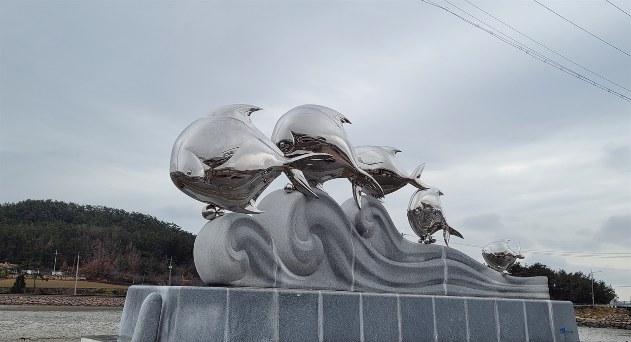 신안군 지도읍 신안갯벌타운에 있는 병어 조형물. 이곳에서 매년 6월 ‘섬 병어축제’가 열린다.