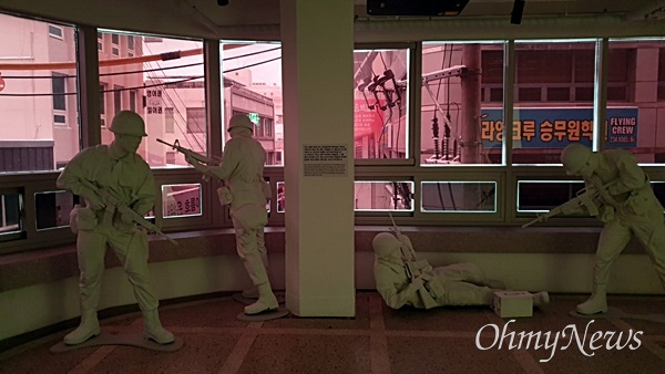  전일빌딩245 3층. 1980년 5월 27일 새벽, 당시 전일빌딩을 점령한 계엄군이 YWCA에 있던 시민군과 총격전을 벌인 사실을 보여주는 장면.