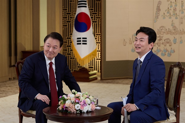 윤석열 대통령이 지난 4일 서울 용산 대통령실 청사에서 KBS와 특별대담을 하고 있다.