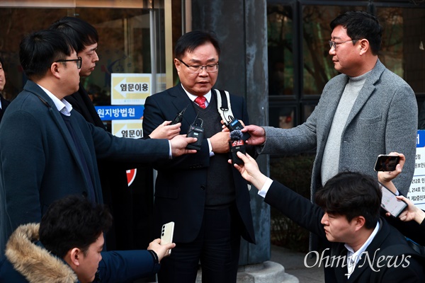 공직선거법 위반 혐의를 받고 있는 홍남표 창원시장이 8일 오전 창원지방법원에서 열린 재판에서 무죄를 선고받은 뒤 기자들을 만나 소감을 밝히고 있다.