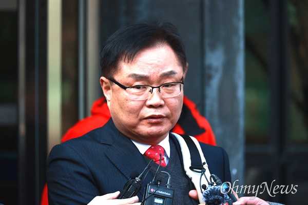 공직선거법 위반 혐의를 받고 있는 홍남표 창원시장이 8일 오전 창원지방법원에서 열린 재판에서 무죄를 선고받은 뒤 기자들을 만나 소감을 밝히고 있다.
