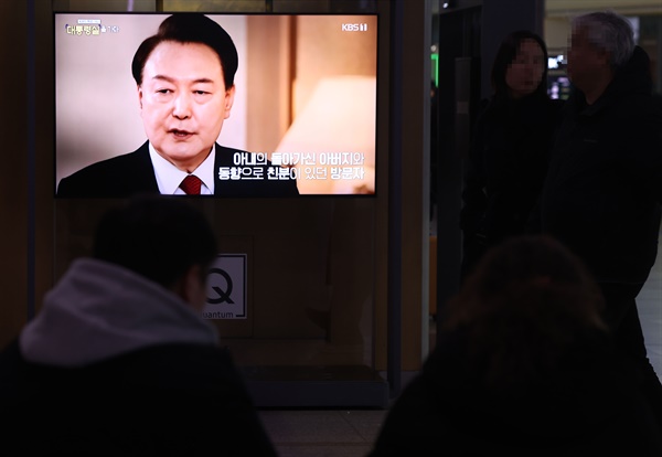 지난 7일 오후 서울역 대합실에서 시민들이 KBS를 통해 녹화 방송되고 있는 윤석열 대통령의 특별 대담을 시청하고 있다. 
