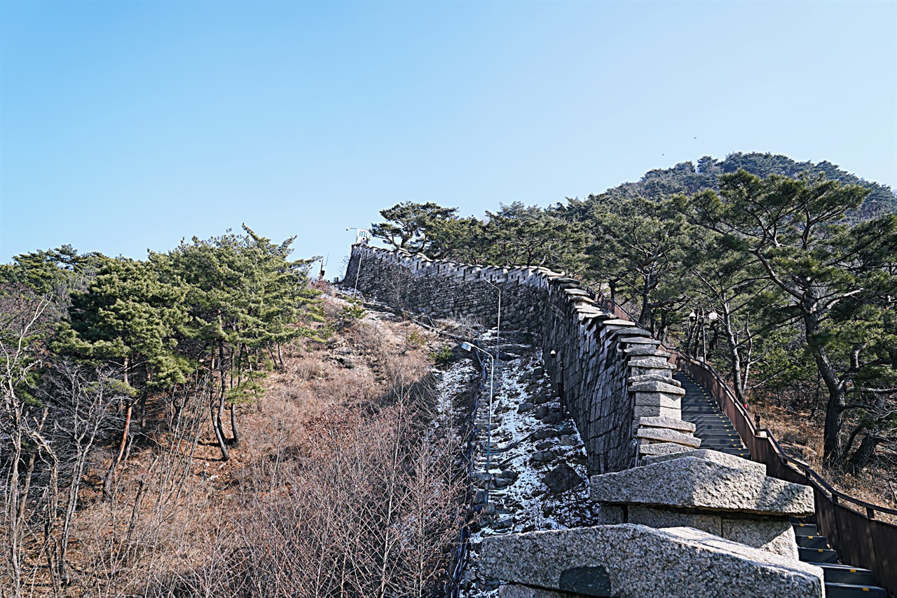 북악산 성곽길 풍경