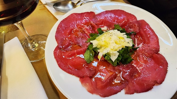 접시 위에 핀 선홍빛 꽃 한 송이, 쇠고기 카르파치오(Beef Carpaccio)
