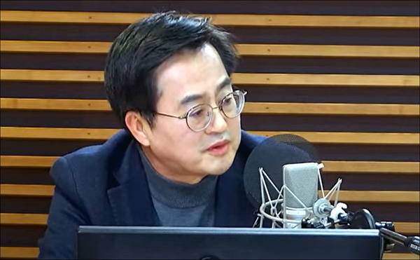  김동연 경기도지사는 8일 MBC 라디오 '신장식의 뉴스하이킥'에 출연해 윤석열 대통령의 KBS 신년 대담에 대해 “공영방송을 악용한 홍보 다큐를 찍은 것”이라고 혹평했다.