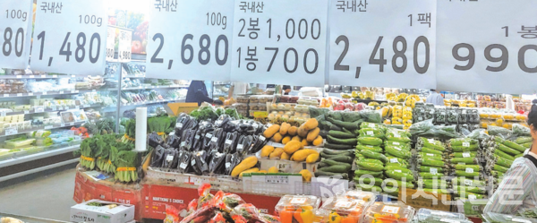 기흥구 한 대형마트 채소 판매대 앞에 가격이 적혀있다. 소비자들은 명절을 앞두고 오른 물가에 한숨을 내쉬고 있다.(자료사진)