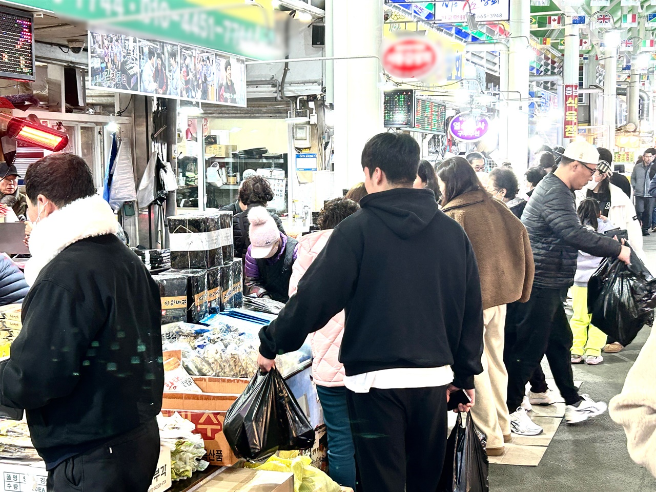  설 연휴 첫날인 서산동부전통시장은 이른 아침부터 상인들과 방문객들로 넘쳤다.