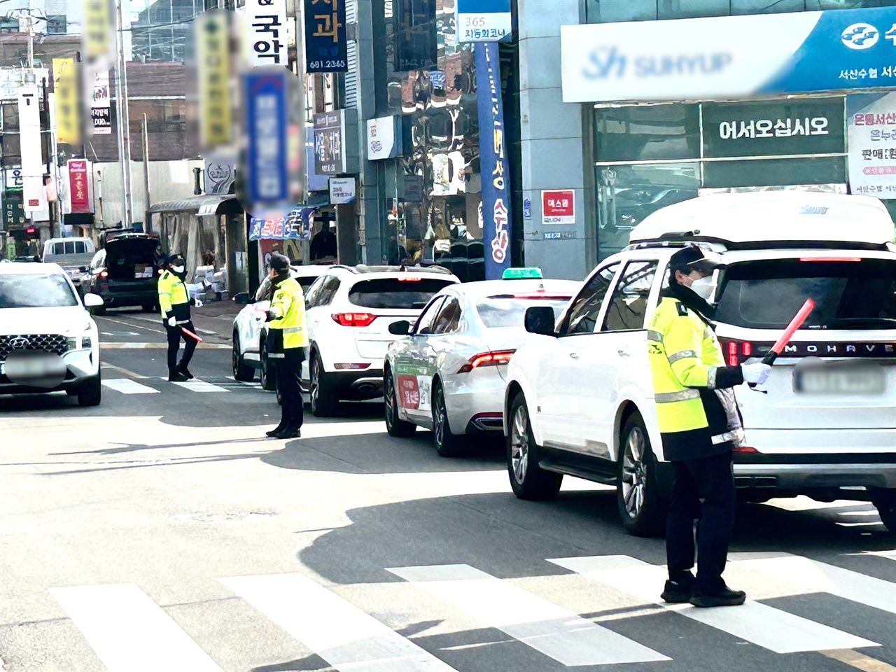  동부전통시장과 터미널 인근은 큰 정체를 빛으면서 교통경찰은 연신 차량 소통에 나섰다.