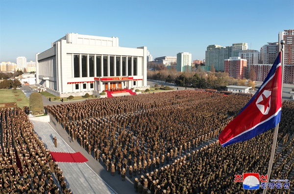  김정은 북한 국무위원장이 딸 주애와 함께 조선인민군 창건일인 지난 8일 건군절 오후에 국방성을 축하 방문했다고 조선중앙통신이 9일 보도했다. 2024.2.9