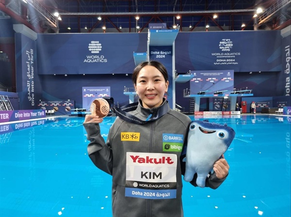  김수지가 10일(한국시간) 카타르 도하 하마드 아쿠아틱센터에서 열린 2024 세계선수권 다이빙 여자 3ｍ 스프링보드 결승에서 3위를 차지한 뒤, 메달을 목에 걸고 기념 촬영하고 있다.