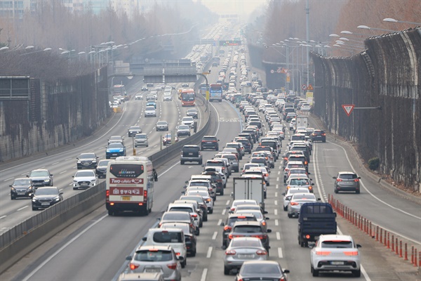 설날인 10일 경부고속도로 서울 잠원IC 인근 하행선이 정체를 빚고 있다.