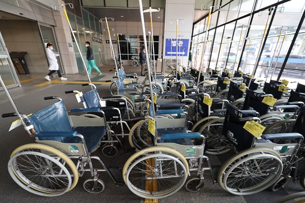 8일 서울의 한 대학병원에 비치된 휠체어.