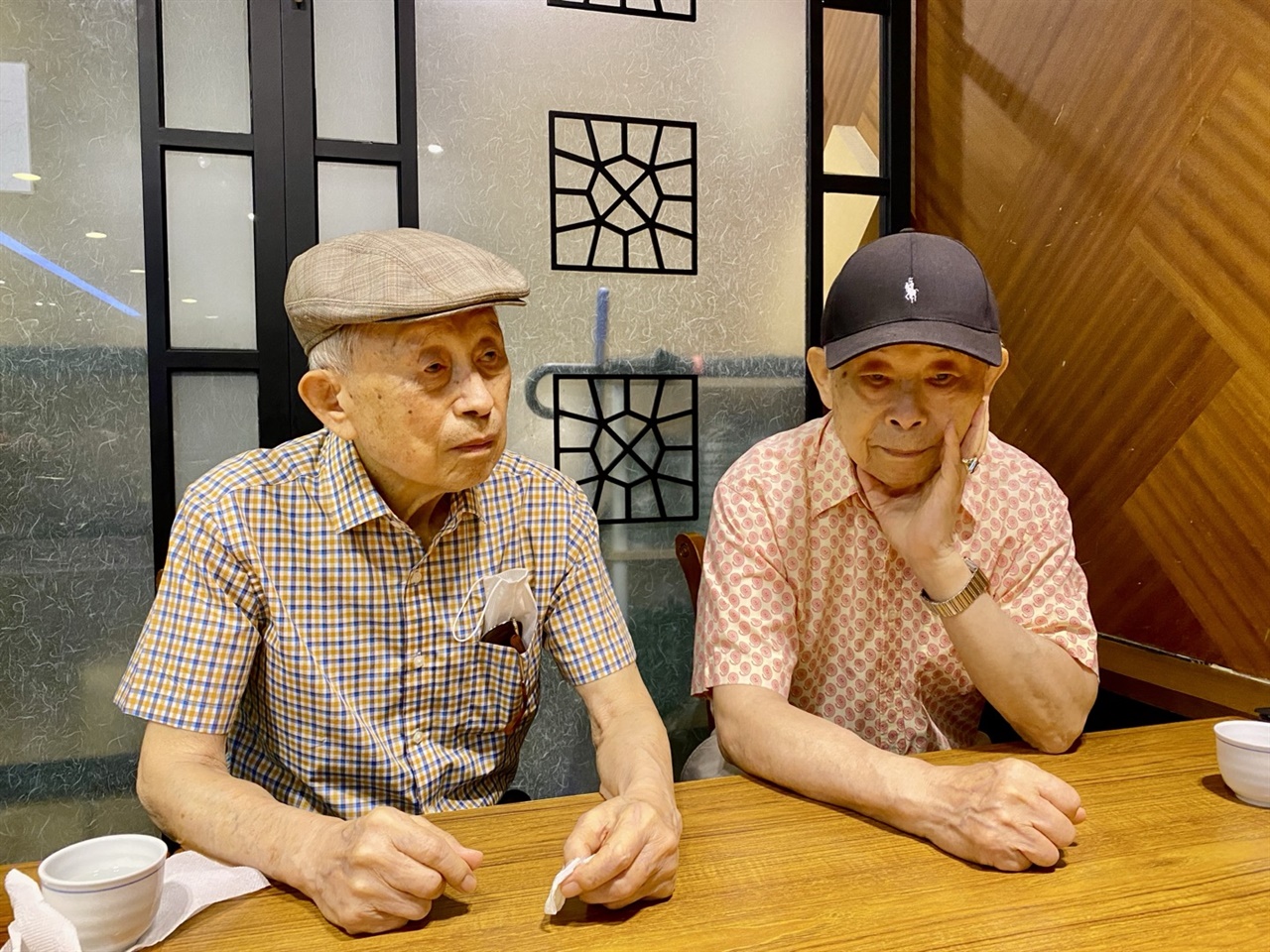 현 95세 아버지(왼쪽)와 92세 숙부님이 지난해 여름 오찬하는 모습